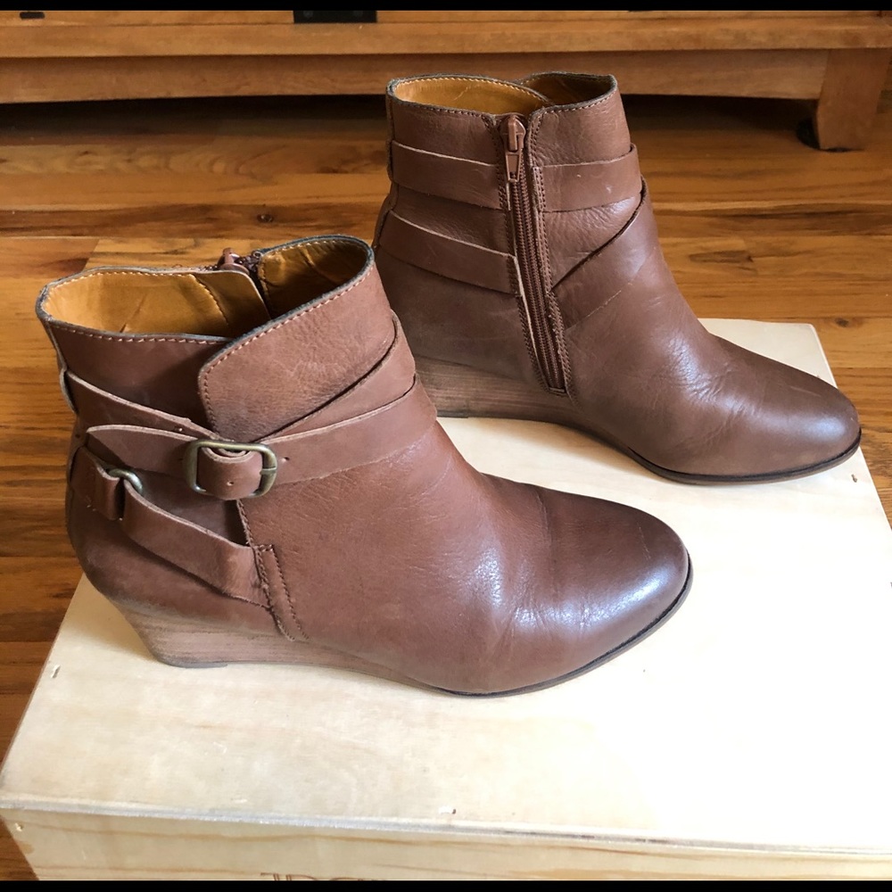 Lucky Brand Ginnie toffee leather wedge booties